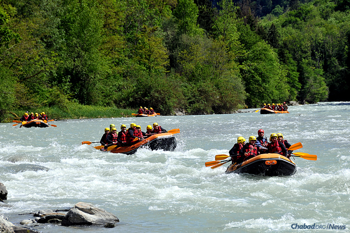 The fourth annual CTeen “Shabbat Across Europe” drew more than 200 teenagers from 20 cities and six countries to a Chabad center in Geneva, where participants got a taste of the great outdoors as part of a weekend of spirituality. (Photo: CTeen.com)