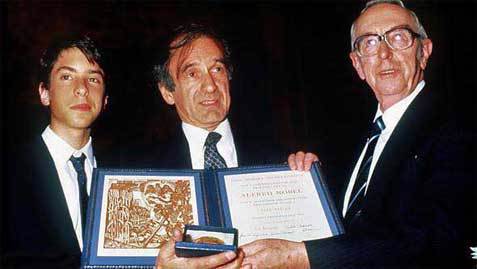 Wiesel recebendo o Pr&#234;mio Nobel da Paz ao lado de seu filho