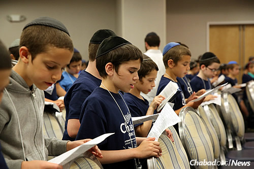 Boys took time for prayer and classes as part of a program geared for them. (Photo: Bentzi Sasson/Chabad.edu)