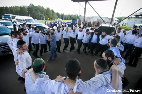 Los emisarios europeos bailando en Kazajstán .(Foto: Yehezkel Itkin)