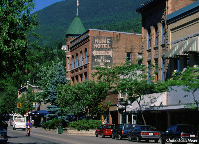 Historic Baker Street in Nelson, British Columbia, where a recent Hakhel gathering brought together nearly two-dozen Jewish residents in this remote city in Canada’s Selkirk Mountains. (Photo: Wikimedia Commons)