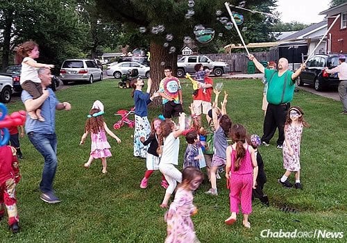 Young children enjoy a bubble show at the Chabad House.