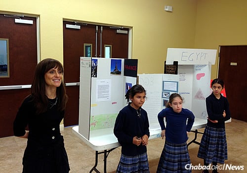 School principal Nechamie Minkowicz introduces students at the 2014 history fair.