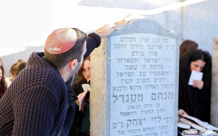 For many students, the trip to the Ohel in Queens, N.Y., was their first connection to the Rebbe on a very personal level. Students said they were uplifted and stirred by the experience, with many reporting it to be the pinnacle of “JewFest.” (Photo: Chaim Tuito, Chabad.edu)