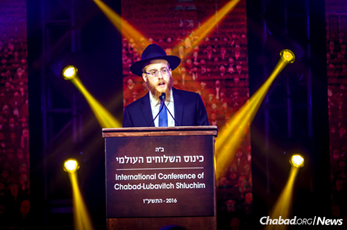 Rabbi Mendel Alperowitz gives the devar Torah at the gala banquet of the International Conference of Chabad-Lubavitch Emissaries. (Photo: Eliyahu Parypa/Chabad.org)