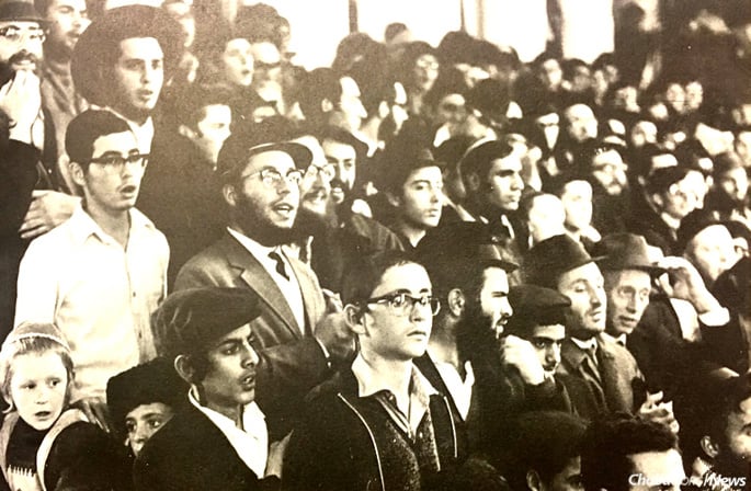 The central Yud Tes Kislev farbrengen in Kfar Chabad, Israel, drew thousands, including high-profile dignitaries from across the spectrum of Israeli society. The event was also broadcast on the radio and surreptitiously listened to by Jews in the Soviet Union. (Photo: Challenge)