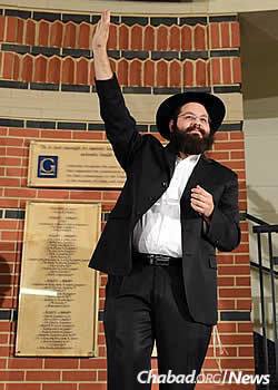 Rabbi Yehoshua Soudakoff at the 2014 Chanukah menorah-lighting at Gallaudet (Photo: Kami Padden)