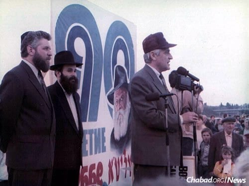 Kaminezki at an event in Dnepropetrovsk on the occasion of the Rebbe&#39;s 90th birthday in 1992. The Rebbe was born in Nikolayev, Ukraine, but grew up in Dnepropetrovsk, where his father served as chief rabbi for 21 years.