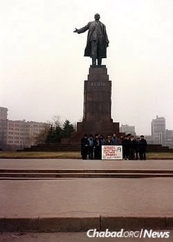 A group of new yeshivah students pose with Rabbi Moshe Moskovitz in front of Kharkov’s 66-foot-tall monument to Lenin in the early 1990s. The statue was pulled down during Ukraine’s recent upheavals.