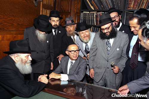 Yosef Ciechanover, second from right, during one of Prime Minister of Israel Menachem Begin’s audiences with the Rebbe. (Photo: Jewish Educational Media/The Living Archive)