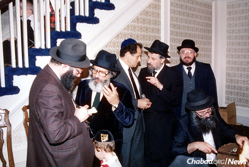 Agam, second from left, talks to Gershon Jacobson, the founder and editor of the Algemeiner Journal. Klein, fourth from left, can be seen speaking to Ciechanover, while Cantor Moshe Teleshevsky, far right, looks on. (Photo: Jewish Educational Media/The Living Archive.)