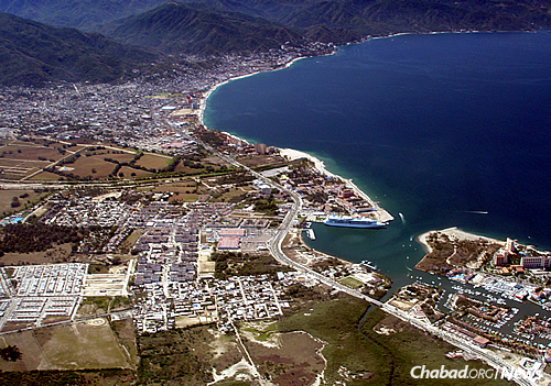 An aerial view of the marina, cruise-ship docks and downtown Puerto Vallarta, which sits on the Pacific Ocean&#39;s Bah&#237;a de Banderas. (Photo: Wikimedia Commons)