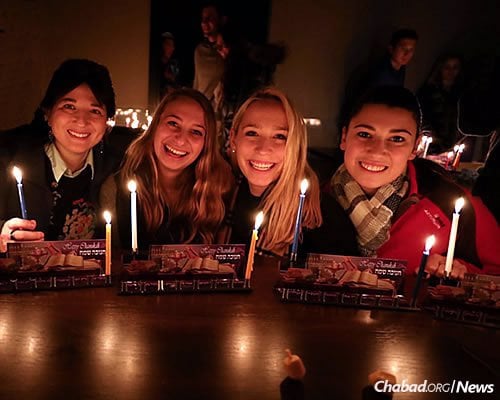 Persing, third from left, credits Yehudis Bluming, left, and Rabbi Bluming for having brought her back into the fold, enjoying Jewish programs, holidays, Shabbat dinners and other activities on campus. (Photo: Bentzi Sasson, Chabad.edu)