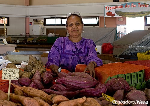 A woman sells sweet potatoes at the fruit market in Nouméa. (Photo: Wikimedia Commons)